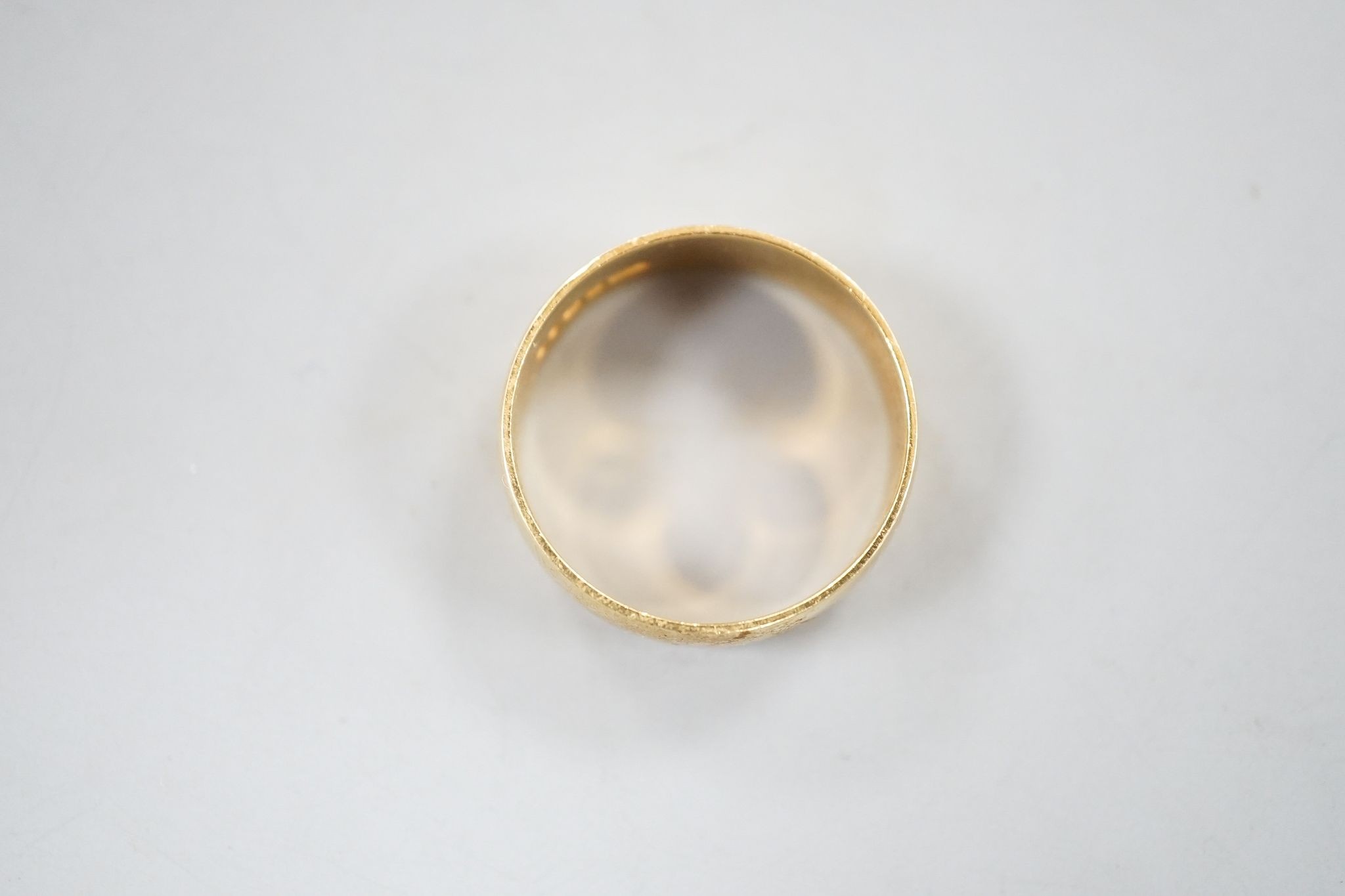 An 18ct gold wedding band, size U, 6.9 grams.